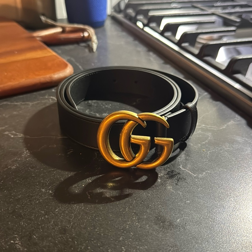 Gucci men’s / women’s belt. Gold buckle, black leather.